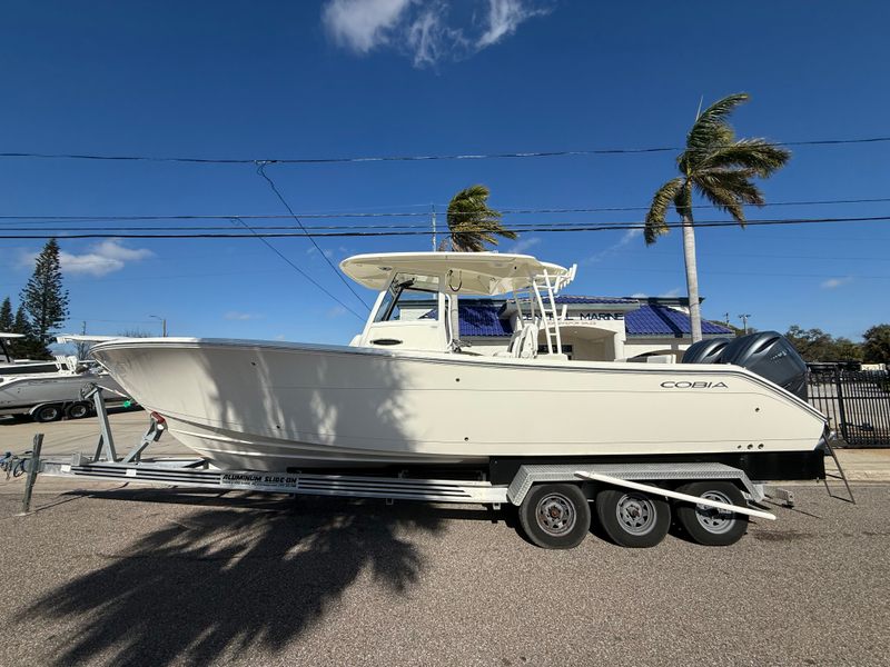2025 Cobia 320 CC